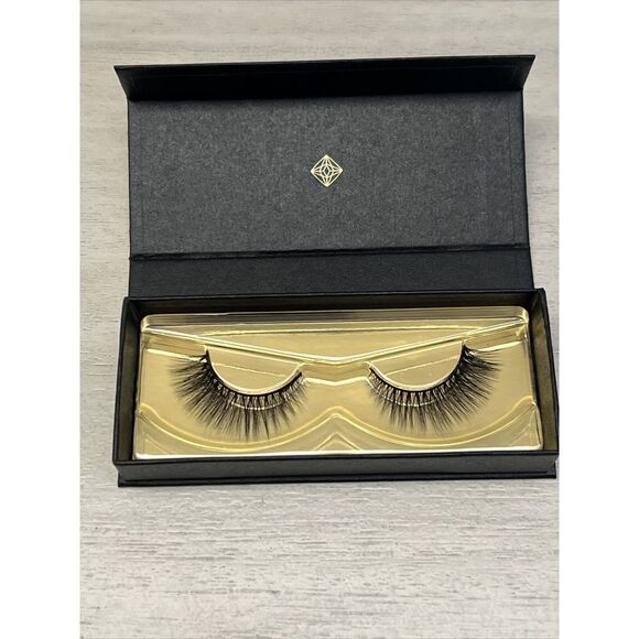 LASH Star Visionary Silk Lashes 003 One Pair Of New Lashes NIB - Picture 2 of 9